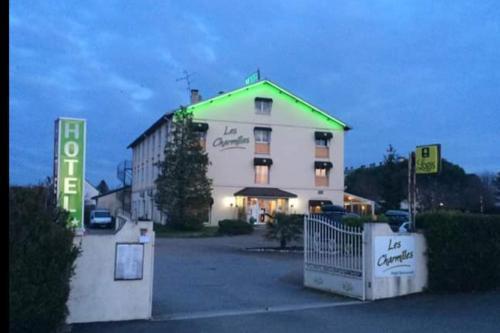 Отель Logis Les Charmilles Chalon-Sur-Saone Sud Lux Экстерьер фото