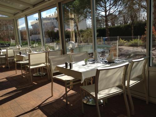 Отель Logis Les Charmilles Chalon-Sur-Saone Sud Lux Экстерьер фото