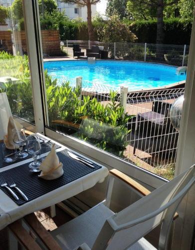 Отель Logis Les Charmilles Chalon-Sur-Saone Sud Lux Экстерьер фото